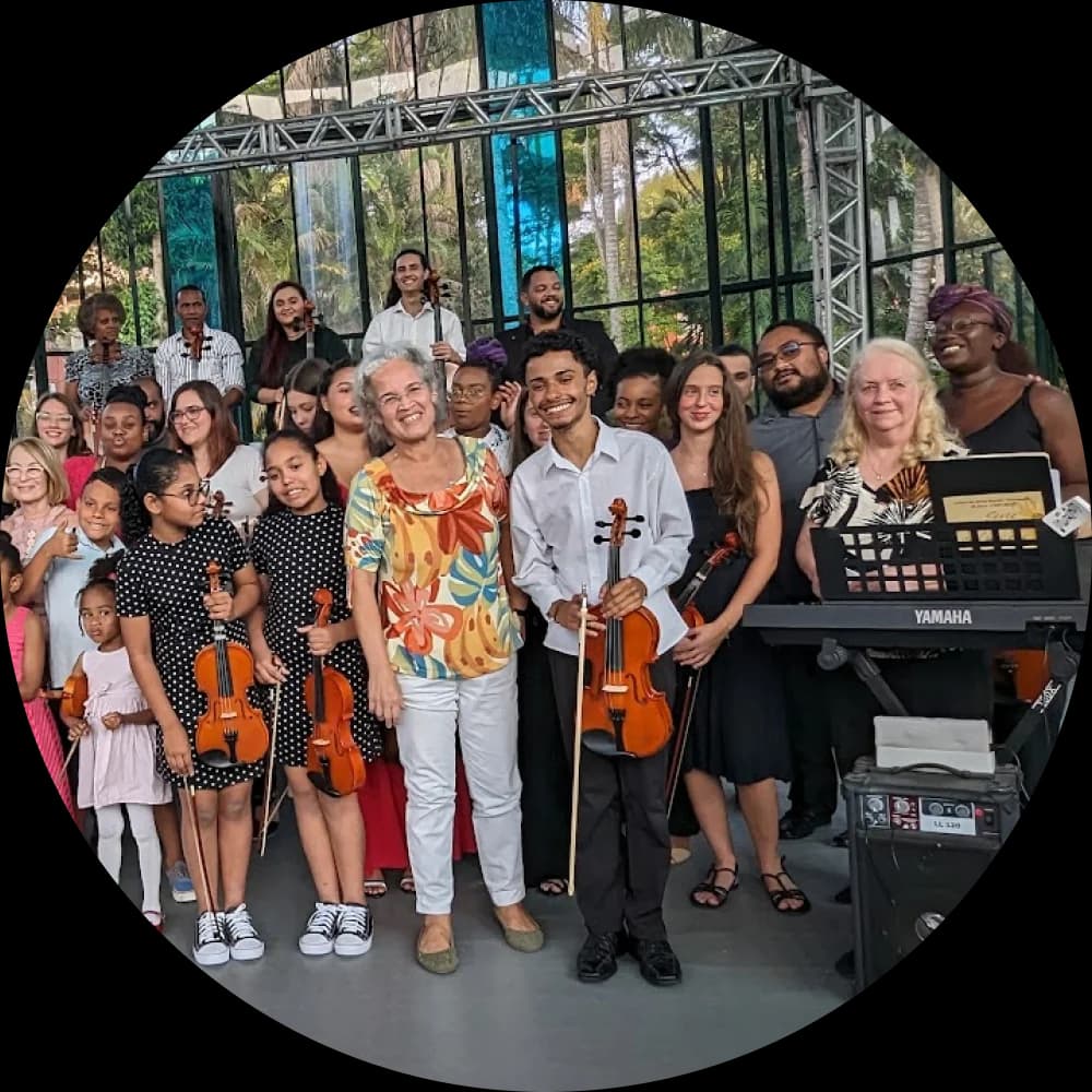 Alunos do Centro de Artes Suzuki de Petrópolis tocando juntos