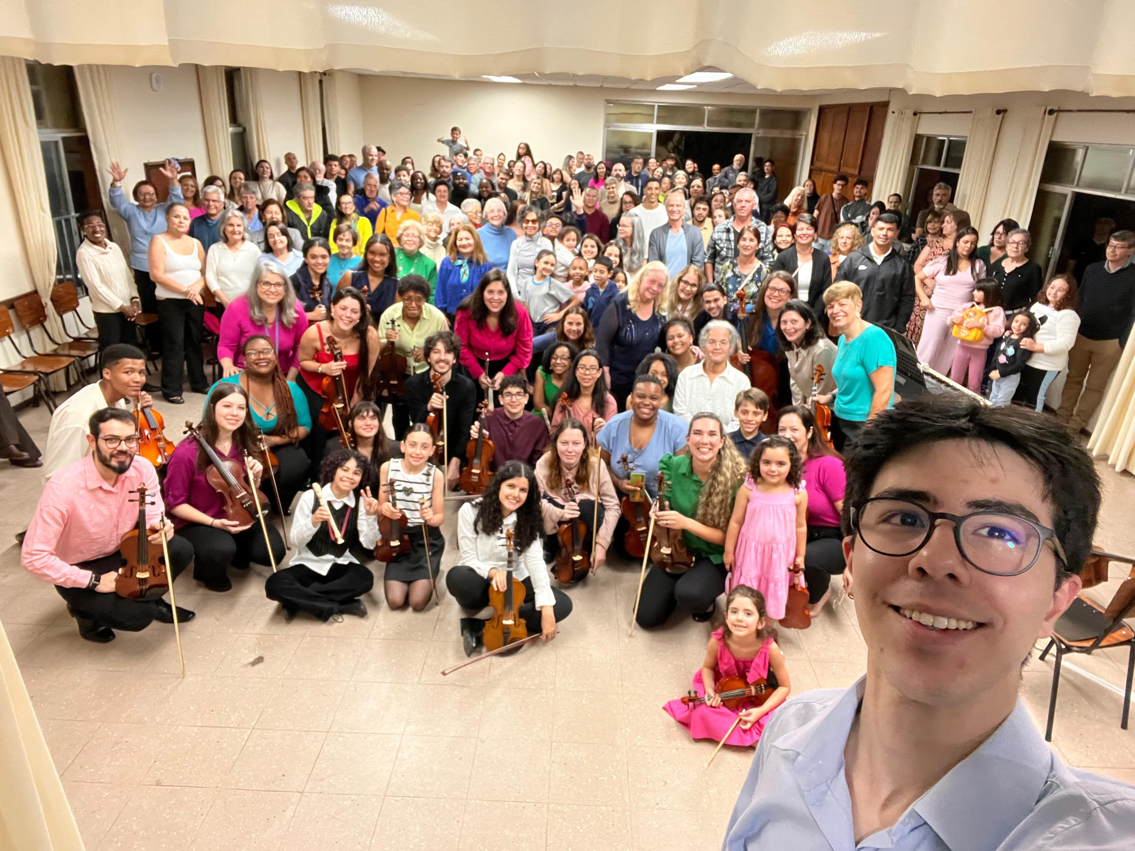 Alunos do Centro de Artes Suzuki de Petrópolis tocando juntos