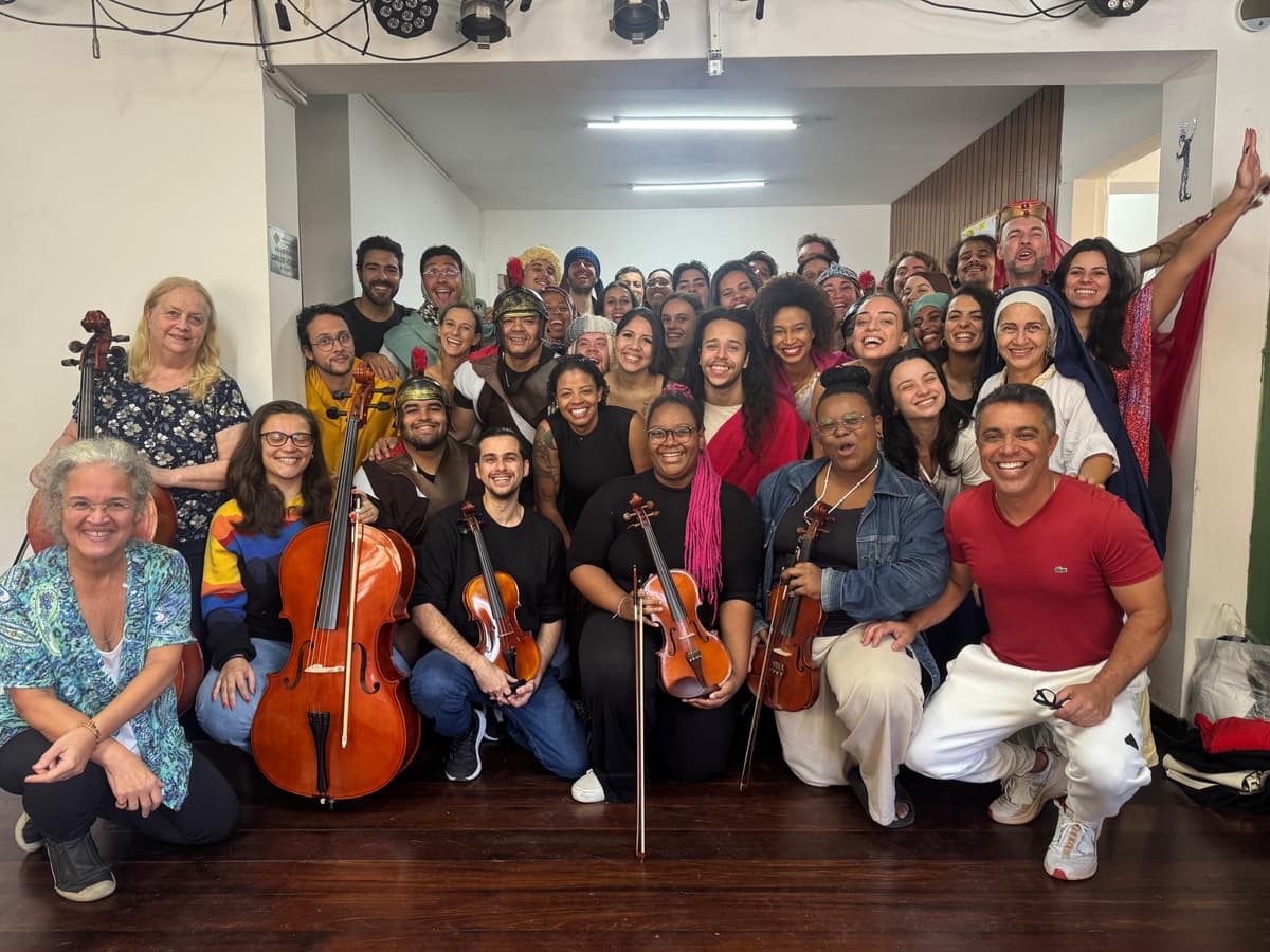 Elenco da Paixão de Cristo com orquestra Suzuki