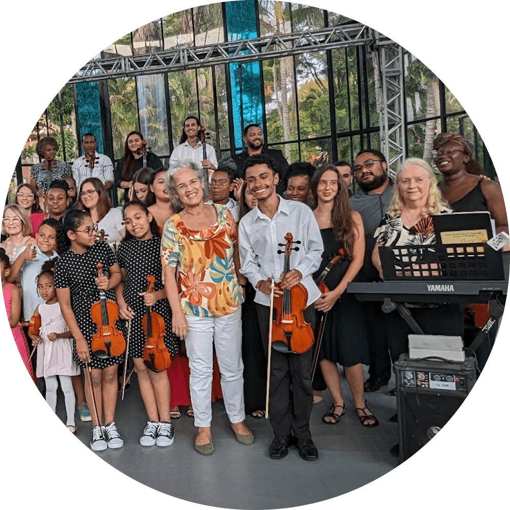 Alunos do Centro de Artes Suzuki de Petrópolis tocando juntos